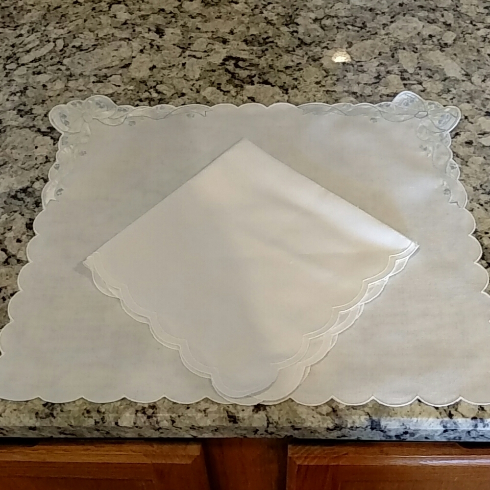 4 Linen Bow Edge Place Mats/3 matching Napkins